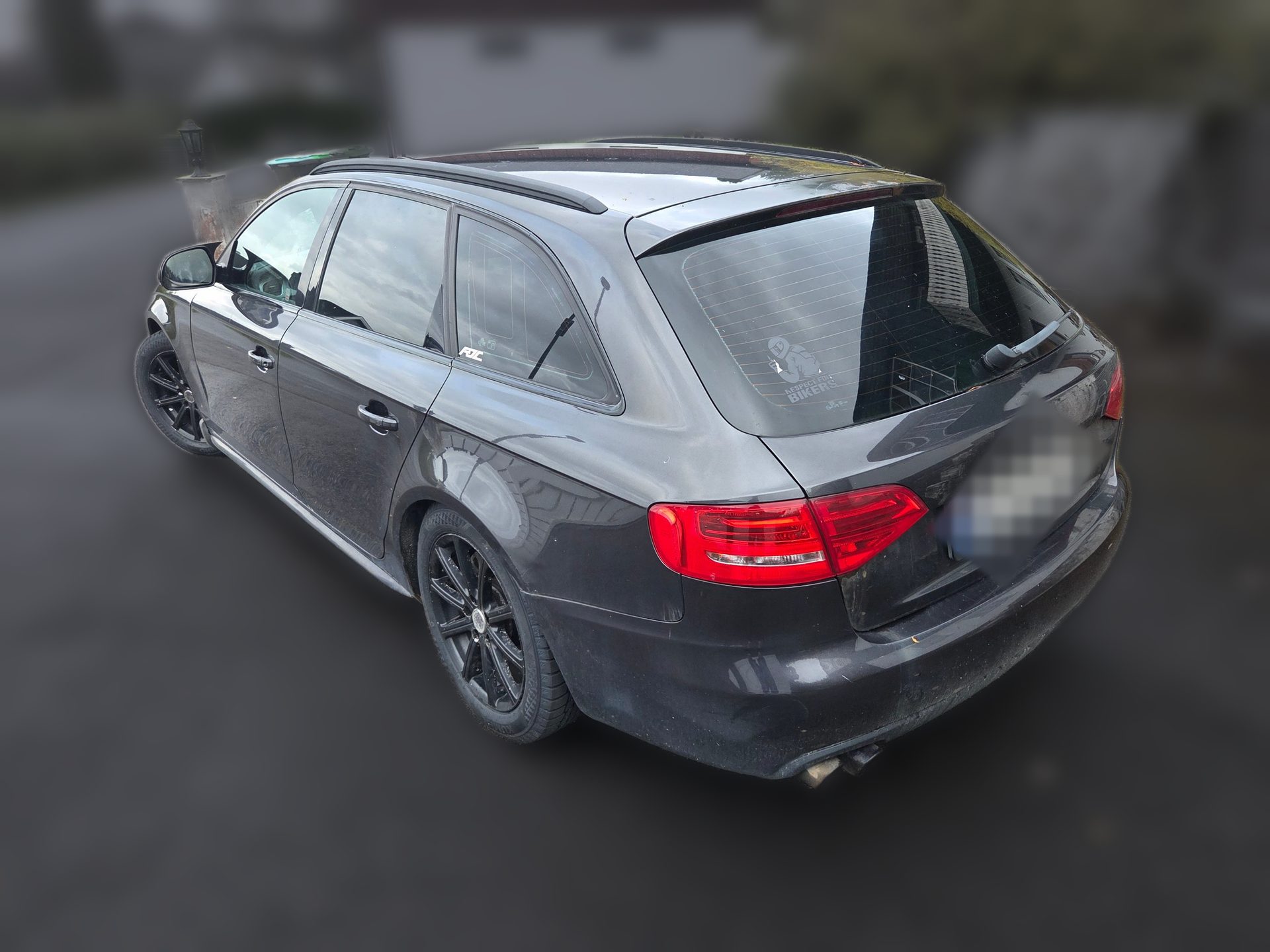 Grå Audi A4 Avant B8 sett skrått bakfra